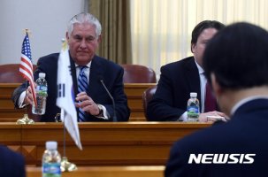 固い表情のレックスティルロスン米国務長官