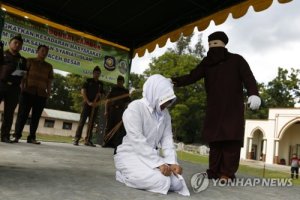 '이슬람 근본주의' 인니 아체주, 동성애자 등 15명에 공개 태형