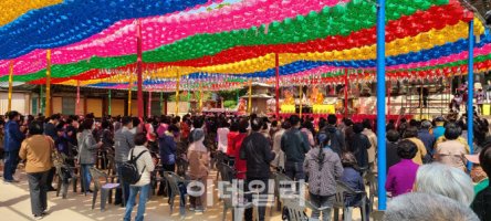 부처님오신날 주요 사찰 '북적'.."마스크 쓰고 거리두기 지키세요"