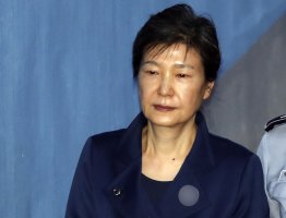 박근혜 전 대통령 건강상 사유로 형 집행정지 신청 | 유영하 변호사 "칼로 살을 베는 듯한 통증으로 정상적인 수면을 하지 못하고 있다" 호소