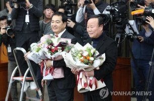 한국당 새 원내대표에 심재철·정책위의장에 김재원