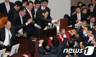 의원직 걸고 &apos;국회 몸 싸움 반대&apos;한 與 의원들 향후 거취는