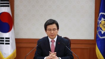 "고건 대행보다는 허정 수반"..탄핵 국정 이끌 황교안 대행 '롤 모델'은?