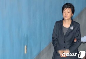 박근혜 사면론 재점화..한국당, 법률자문위 석방 가능 법리검토