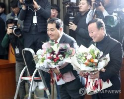 한국당 새 원내대표에 5선 심재철 선출…정책위의장 김재원