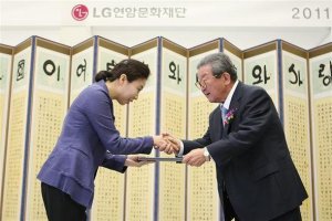 구자경 LG명예회장, 대학교수 연구지원