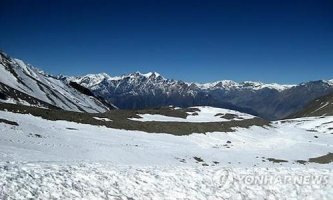 이젠 에베레스트 정상에서 모기에 물립니다