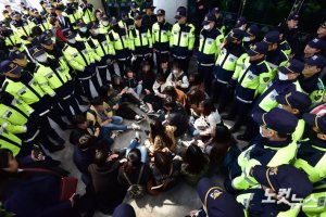 진보단체 대학생, 나경원 의원실 기습점거 시위