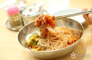 [밀라노 엑스포 한국관] 한국 고유의 면요리 중 하나, 시원한 '냉면'