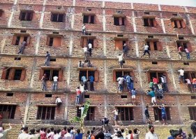 벽 타고 '커닝쪽지' 전달한 인도 학부모·교사 1000명 체포
