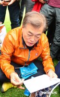 セワルホミススブザがゾック手紙読むムン・ゼイン大統領