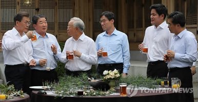 문재인 대통령, 맥주잔 들고 허심탄회하게