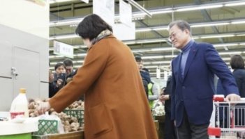 김정숙 코트 값이 정말 이 가격이 과연 맞을까요? 외양이 비슷하게 보이기 때문에 참 궁금합니다. 막스마라 코트 가격은 778만원이라고 돼 있는데.../최석태/