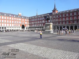 스페인, 마드리드 : 노천식당/까페와 익살스러운 아티스트들이 있는 마드리드의 마요르 광장