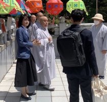 김건희, 대통령 배우자 저렴한 인터넷 쇼핑몰 치마 입고 &apos;구인사&apos; 방문