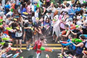 도심 속의 이색 피서, 2015 신촌 물총축제 미리 만나보기
