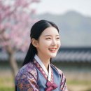 꽃무늬 한복의 밝은 미소 이미지