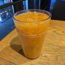 천도로 가로수길 | [투썸플레이스]노트북 작업 하기 좋은 강남신사 카페 복숭아주스와 샌드위치