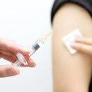 성인에게 권장하는 예방접종 5가지 이미지