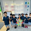 The children created a Friendship Handprint Wreath by tracing and cutting 이미지