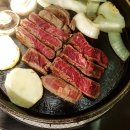 고소한 풍미의 극강 등심구이, 무쇠 판 한우 등심구이 맛집