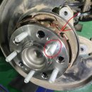 그랜저 HG 2.4 (2014) 리어 휠 볼트를 풀다 고착되어서 도움을 구합니다. 이미지