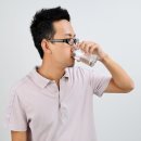 서서 물 마시면 위장에 안 좋다고? 이미지