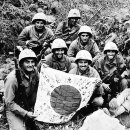 WWII B&W Photo Iwo Jima Marines Flag WW2 - 2차 세계 대전 흑백 사진, 이오지마 해병대, 일본 국기 이미지