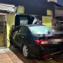 만취한 60대가 몰던 승용차 교통표지판 들이받고 식당으로 돌진 이미지