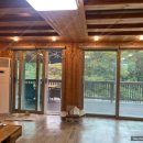 숲속의 돌담 이미지