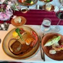 계절에 어울리는 테이블 꽃장식 이미지