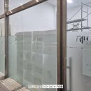 제이앤티 | 불투명 안개시트 + 로고 컷팅으로 사생활 보호와 브랜딩 효과 동시에