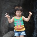 인공폭포 앞 이미지