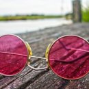 안경을 찾는 사람들 이미지