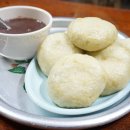 단팥죽에 찍어 먹는 찐빵 이미지