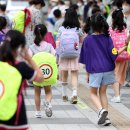 스쿨존 사고의 한국적 대안 : &#39;초품아 영끌&#39; 혹은 &#39;가방 덮개&#39; 이미지