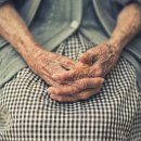 저축만으로 살기에 불안한 미래 이미지