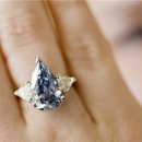 72억 원짜리 블루 다이아몬드 반지 이미지