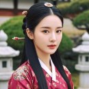 화려한 금박 문양의 진홍빛 한복과 우아한 전통 장식이 돋보이는 고풍스러운 궁중의 자태 이미지