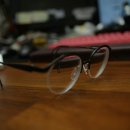 안경을 찾는 사람들 이미지