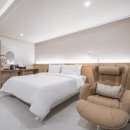 통복시장 시장 로터리 (버스정류장 옆) | 2026 진해 군항제 숙소 추천·가격 비교 "하루 늦을 때마다 선택지가 사라집니다"