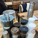 춘천 감자채로 만든 감자전과 자극적인 국물의 만두국이 있는, 만천만두국