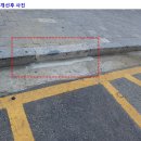 [국민신문고]도로경계석이탈및 우수관로 쓰레기로 막힘 조치요청 이미지