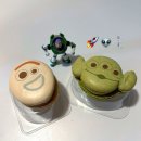 토이 뽑기랜드 | [스타벅스 신상] 토이스토리 콜라보 메뉴 리뷰 (초 귀여운 마카롱 &amp; 슬링키 소시지브레드)