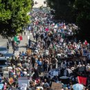 트럼프는 왜 LA에 군 보냈나…“정책 실패에 대한 대중 시선 돌리려", "인기 떨어지자 이민자 단속" (주요 외신들 분석) 이미지