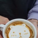 커피라떼아트 야간 이미지