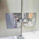 싱크대 경첩(Hinge)을 보강판 붙여 댐퍼(damper ; 기세를 꺾는 것) 기능을 가진 경첩으로 교체하기 이미지