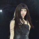 사이버 피플 | 얼굴이 카리나라서 가능한 스타일링... 짧은 앞머리 '처키뱅'마저 힙하게 소화하며 또 한 번 무대...