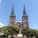 계산성당, 태극기, | 계산성당·청라언덕 | 대구 근대골목 투어 핵심코스·폭삭속았수다 촬영지 | 100년 빨간벽돌 역사 감성...