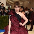 (유)동화택시 | 멧 갈라를 싫어하는 스타들. 덥고, 불안감에 제한된 음료 메뉴, 어색함 등 맨발로 도망치기도?